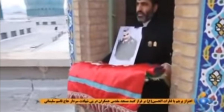 В Иране над мечетью подняли красный флаг мести (ВИДЕО)