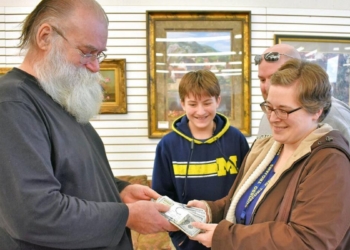 Американец купил подержанный диван и нашел в нем $43 тыс. – мешали лежать