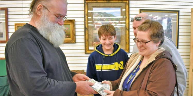 Американец купил подержанный диван и нашел в нем $43 тыс. – мешали лежать