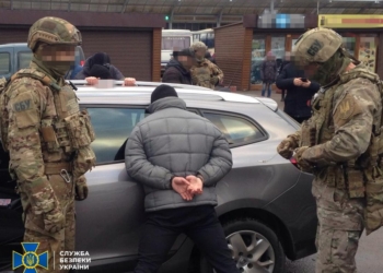 СБУ задержала в Ровно дельцов с 56 кило ртути (ФОТО, ВИДЕО)