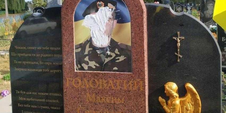 Суд отправил в психбольницу мужчину, который закрасил краской надгробия на могилах воинов АТО