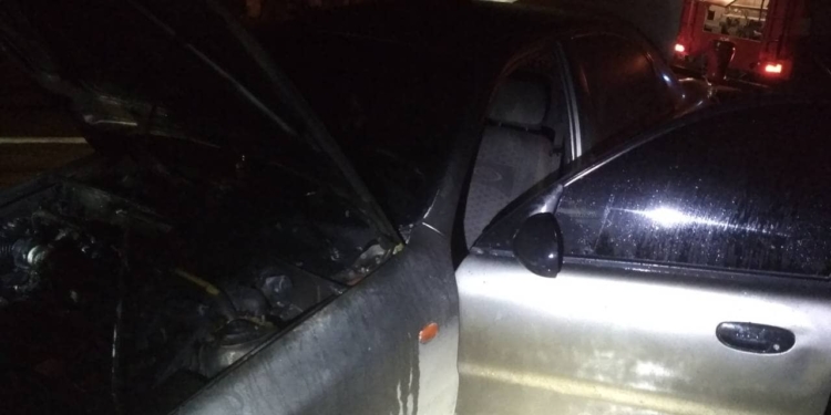 В Вознесенске в первый вечер нового года горел автомобиль (ФОТО)