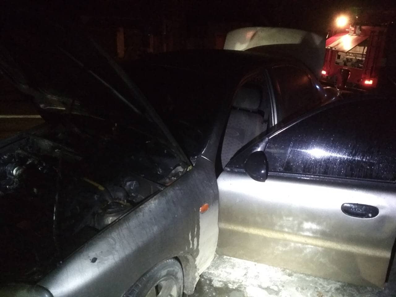 В Вознесенске в первый вечер нового года горел автомобиль (ФОТО)