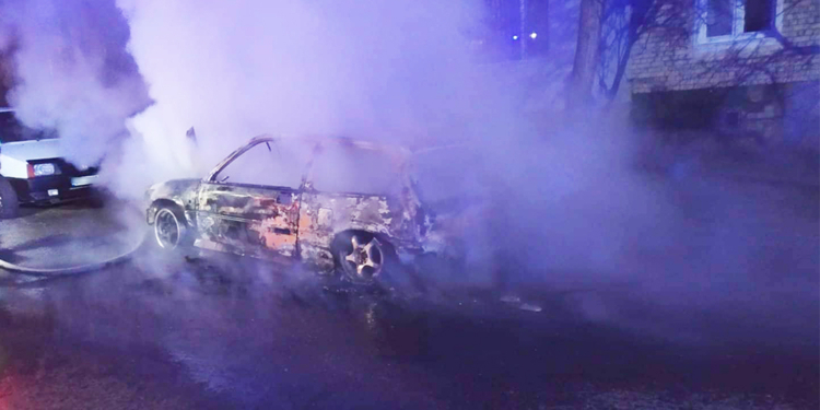 В Николаеве ночью дотла сгорел автомобиль (ФОТО)