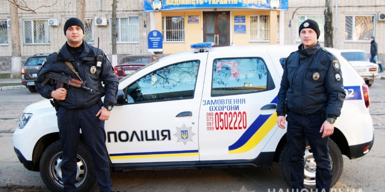 В Заводском районе Николаева по звонку неравнодушного горожанина полицейские охраны задержали «закладчика» с наркотиками (ФОТО)