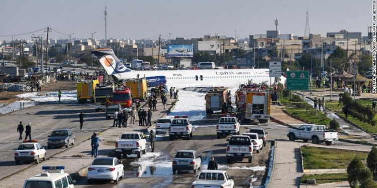 В Иране пассажирский самолет выехал на дорогу во время посадки (ФОТО)