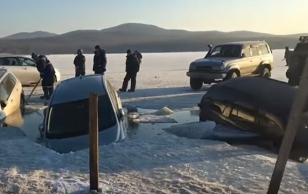 Рыбаки сверлили лунки во льду. В РФ около 30 авто ушли под воду (ВИДЕО) 1