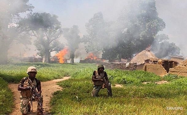 В Нигере погибли почти 100 человек при нападении на военный лагерь