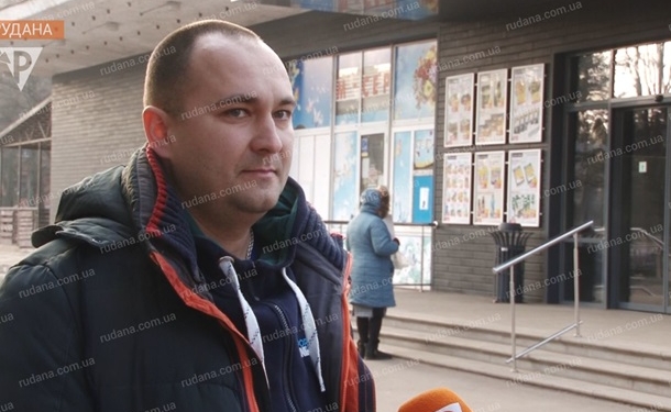 Житель Кривого Рога вернул 10 тысяч долларов, найденные в магазине