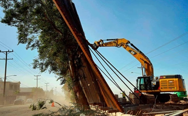 Ветром сдуло часть “стены Трампа” на границе с Мексикой