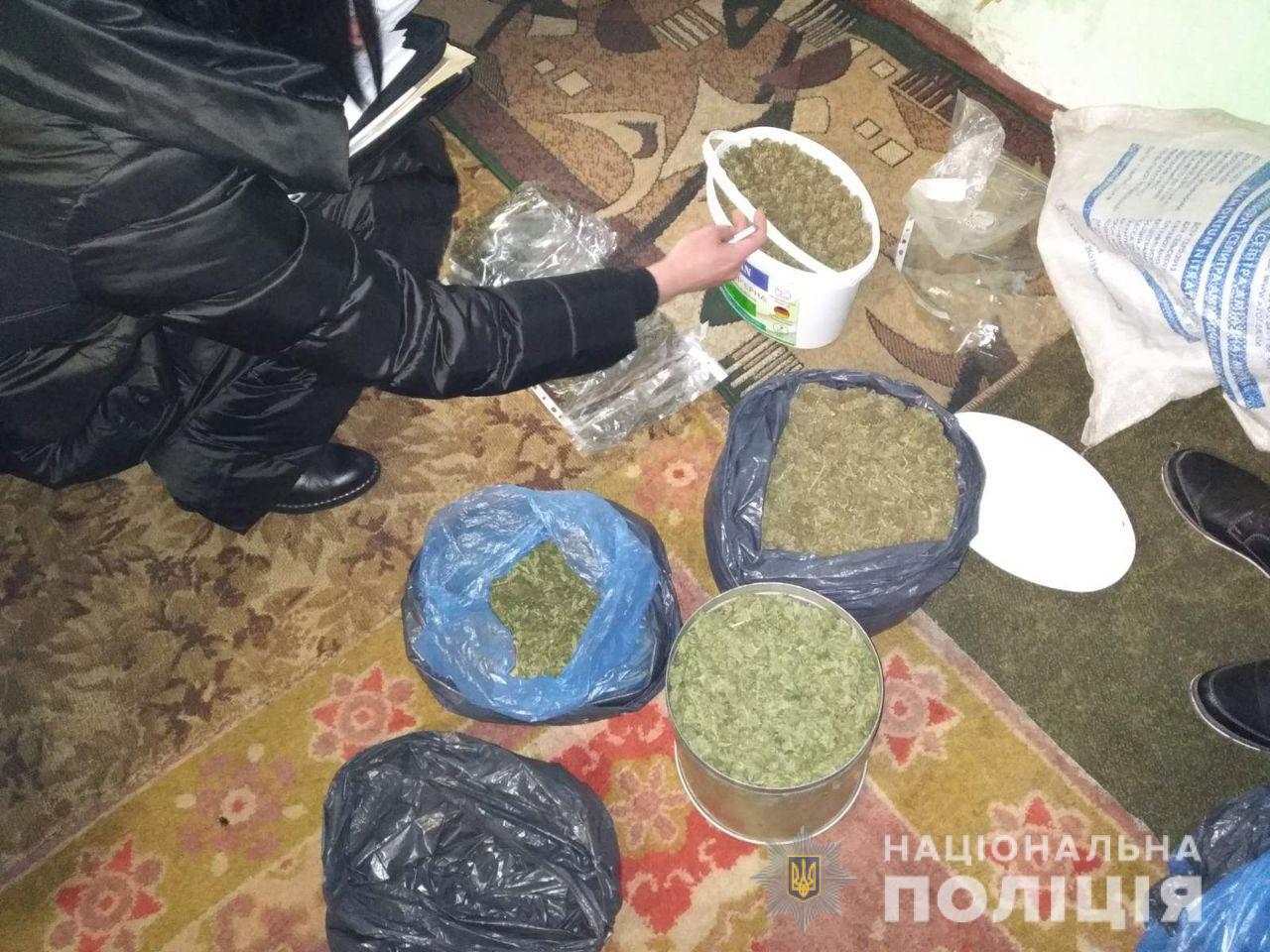 На Николаевщине у мужчины изъяли несколько ведер конопли (ФОТО)