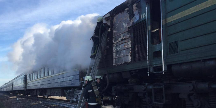 На Николаевщине горел тепловоз пассажирского поезда «Харьков-Херсон» (ФОТО)