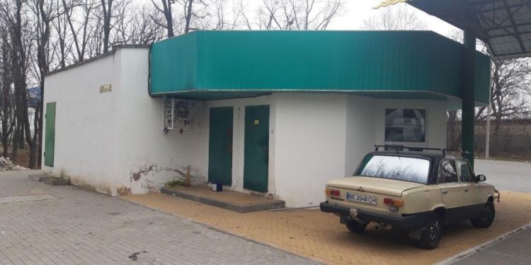 В Николаеве у памятного знака узникам концлагеря «Шталаг-364» появилась АЗС – в мэрии просят горожан помочь с фотофиксацией, если вдруг она заработает (ФОТО)