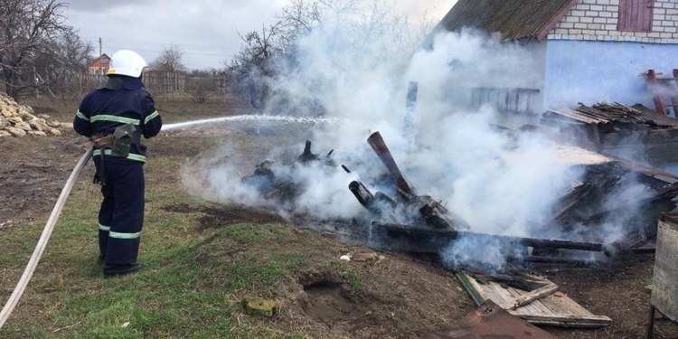 За сутки спасатели Николаевщины пять раз выезжали в жилой сектор на тушение пожаров (ФОТО)