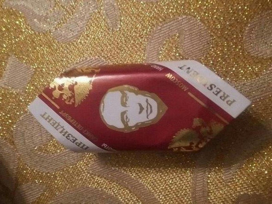 С Путиным на этикетке, с водкой внутри. В РФ в детские подарки положили такие конфетки (ФОТО) 3