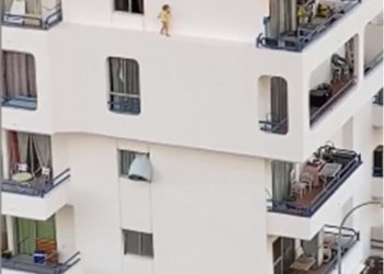 Маленькая девочка гуляла по карнизу пятого этажа на испанском курорте (ВИДЕО)