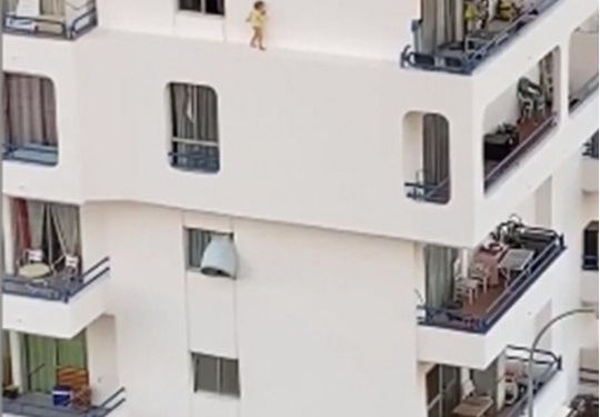 Маленькая девочка гуляла по карнизу пятого этажа на испанском курорте (ВИДЕО)