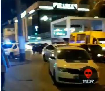 В центре Николаева пьяного водителя избили за то, что он выехал на встречную (ВИДЕО) 1
