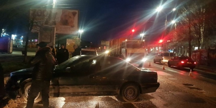 Водитель BMW врезался в бордюр в Корабельном районе и сбежал, бросив автомобиль (ФОТО)