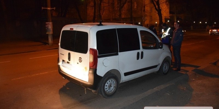 В Николаеве таксист припарковался на месте для инвалидов, а позже брызнул в лицо патрульным из газового баллончика (ФОТО, ВИДЕО)