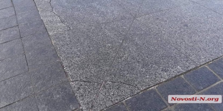 На Соборной площади повреждена часть плитки. Власти говорят, что виноват кран подрядчика