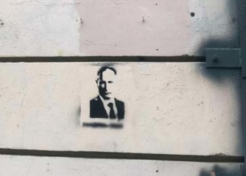 В России двоих парней обвинили в терроризме за граффити с Путиным