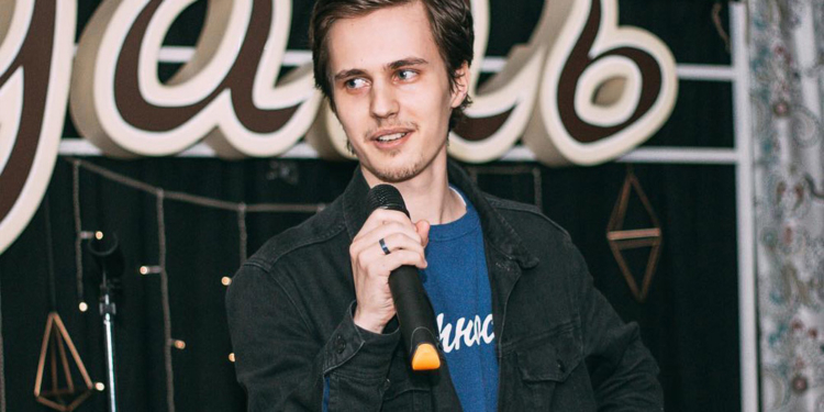 Российский стендап-комик, шутивший о Путине, покинул страну (ВИДЕО)