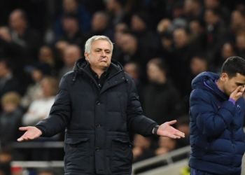 Моуриньо в матче АПЛ получил желтую карточку за подглядывание в блокнот тренера соперника (ВИДЕО)