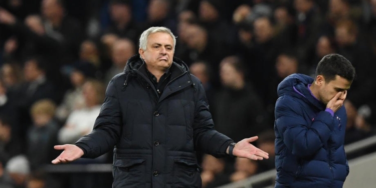 Моуриньо в матче АПЛ получил желтую карточку за подглядывание в блокнот тренера соперника (ВИДЕО)