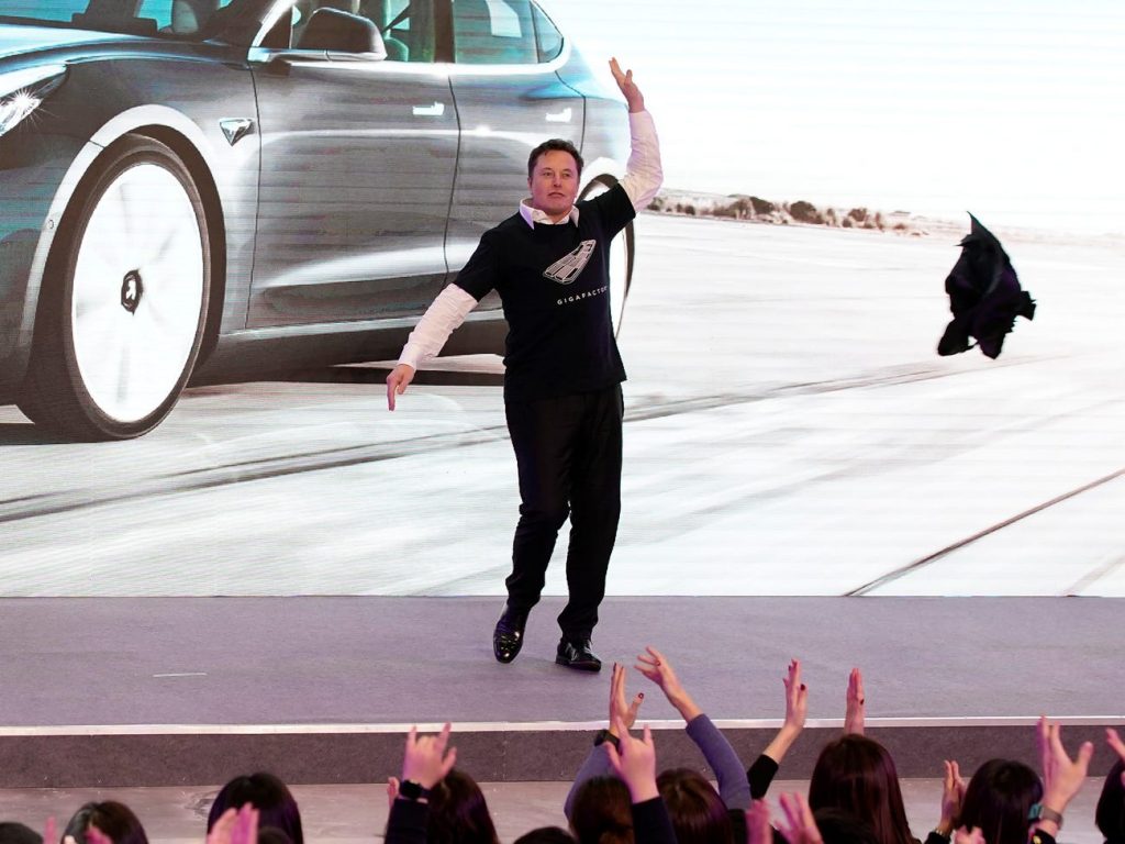 Илон Маск станцевал на открытии нового завода Tesla в Китае (ВИДЕО) 1
