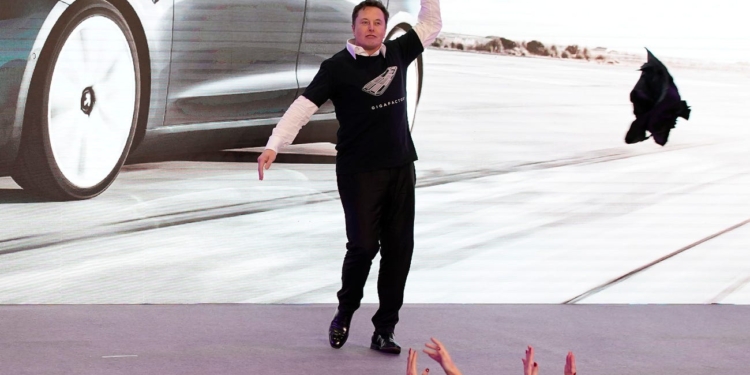 Илон Маск станцевал на открытии нового завода Tesla в Китае (ВИДЕО)