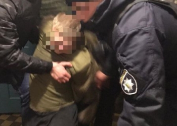 В Киевской области мужчина ударил полицейского отверткой в лицо