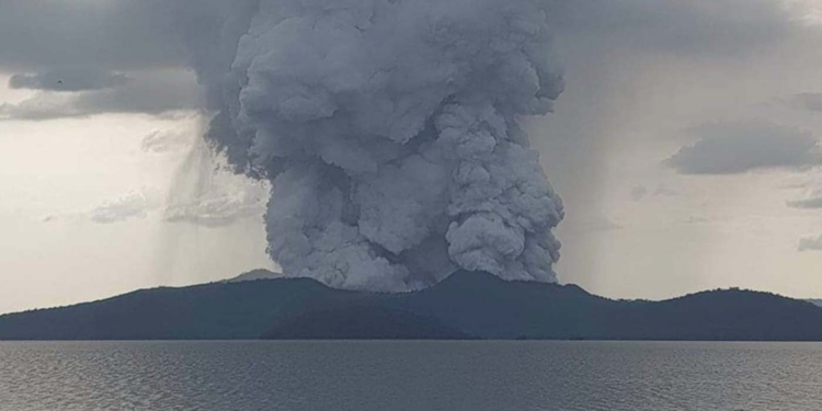 В столице Филиппин эвакуируют жителей и остановили работу аэропорта из-за активности вулкана