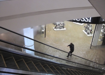 ТРЦ Ocean Plaza в Киеве залило кипятком, людей эвакуировали, девять человек получили ожоги (ФОТО, ВИДЕО)