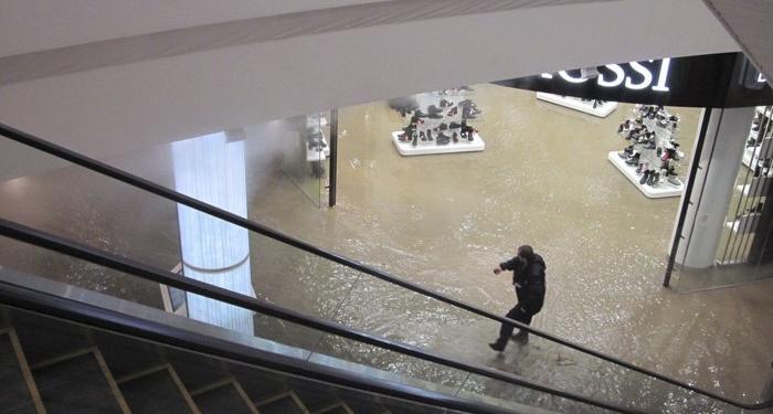 ТРЦ Ocean Plaza в Киеве залило кипятком, людей эвакуировали, девять человек получили ожоги (ФОТО, ВИДЕО)