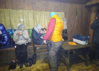 На горнолыжном курорте во Львовской области с застрявшего подъемника сняли 32 туристов (ФОТО, ВИДЕО)