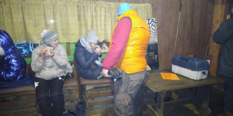 На горнолыжном курорте во Львовской области с застрявшего подъемника сняли 32 туристов (ФОТО, ВИДЕО)