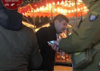 В Киеве пьяный мужчина разлил на прохожих два казана с глинтвейном (ФОТО)