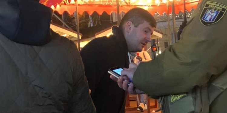 В Киеве пьяный мужчина разлил на прохожих два казана с глинтвейном (ФОТО)