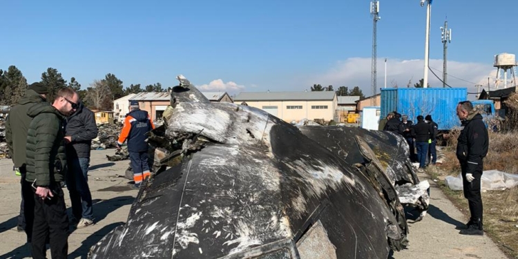 У Зеленского опубликовали фото фрагментов сбитого самолета МАУ со следами пробоин
