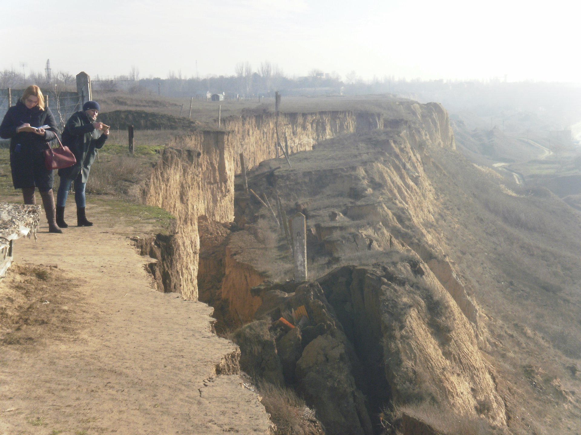 В Очакове произошел масштабный оползень – пострадали воинские части (ФОТО)