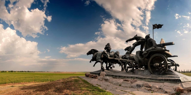 Институт нацпамяти хочет снести в Каховке монумент «Легендарная тачанка» — мэр обещает бороться за его сохранение