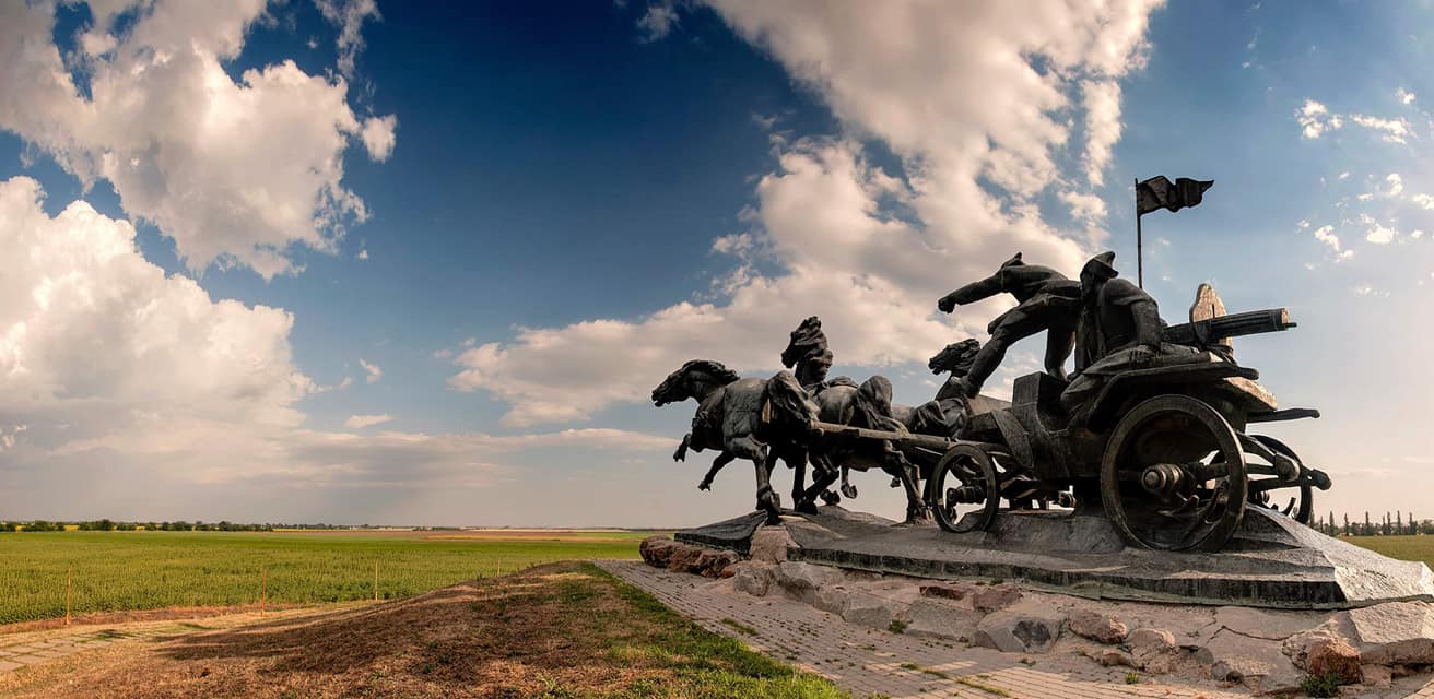Институт нацпамяти хочет снести в Каховке монумент «Легендарная тачанка» — мэр обещает бороться за его сохранение