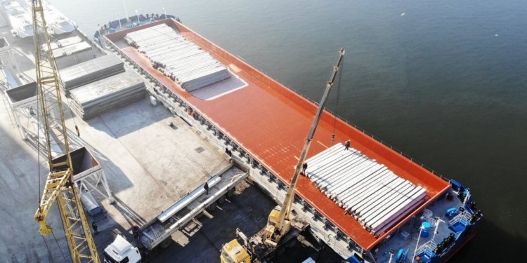 “НИБУЛОН” будет строить новый терминал в Днепропетровской области – первые сваи отправили по воде (ФОТО)