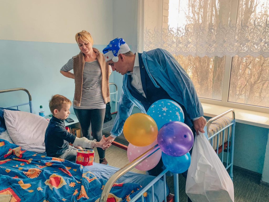 Переодетый мэр Николаева в Новый год улучшил настроение маленьким пациентам (ФОТО) 1