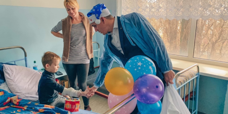 Переодетый мэр Николаева в Новый год улучшил настроение маленьким пациентам (ФОТО)