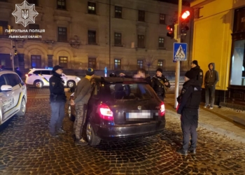 Во Львове двое мужчин на такси похитили платежный терминал (ФОТО)