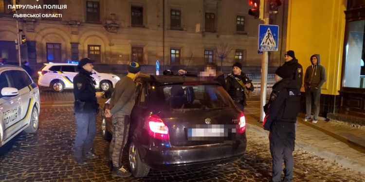 Во Львове двое мужчин на такси похитили платежный терминал (ФОТО)