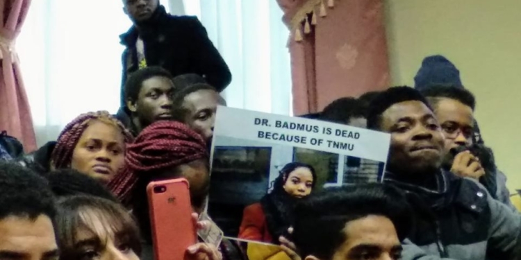 В Тернополе иностранные студенты устроили протест из-за смерти шестикурсницы медуниверситета (ФОТО)