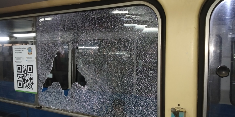 В Николаеве обстреляли трамвай с пассажирами – обошлось без пострадавших (ФОТО)